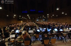 Polizeipräsidium Trier: POL-PPTR: Landespolizeiorchester lockt mehr als 600 begeisterte Gäste in der Trierer Basilika - erfolgreiches Adventskonzert der Polizeipräsidiums