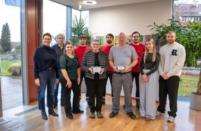 Koehler Group: Regional engagiert: Auszubildende der Koehler-Gruppe &uuml;bergeben Spenden an den Kinderschutzbund Ortenau e.V. und &bdquo;Mavo der Nikolaus&ldquo;