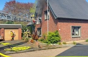 Feuerwehr Xanten: FW Xanten: Wohnhausbrand in Xanten-Marienbaum - Eine Person lebensgefährlich verletzt gerettet