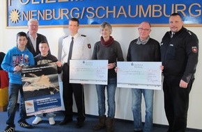 Polizeiinspektion Nienburg / Schaumburg: POL-NI: Scheckübergabe bei der Polizei -Bild im Download-