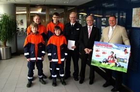 Feuerwehr Essen: FW-E: SauberZauberer werden belohnt, Jugendfeuerwehr Borbeck erhält einen Gutschein für ihr ehrenamtliches Engagement, Oberbürgermeister Reinhard Paß bedankt sich bei allen Helfern