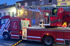 Feuerwehr Moers: FW Moers: Menschenrettung über Drehleiter / 9 Verletzte bei Kellerbrand