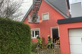 Feuerwehr Bochum: FW-BO: Feuer in einem Einfamilienhaus in Bochum-Grumme, Teenager über Drehleiter gerettet