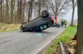 Freiwillige Feuerwehr Hünxe: FW Hünxe: Pkw überschlagen, eine verletzte Person