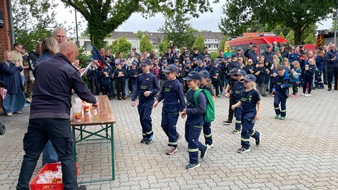 Freiwillige Feuerwehr Lehrte: FW Lehrte: 231 Kinder und Jugendliche feiern die Jubil&auml;en der Kinder- und Jugendfeuerwehr Ahlten