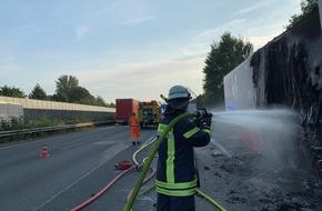 Freiwillige Feuerwehr Bad Salzuflen: FF Bad Salzuflen: Lkw-Auflieger mit 20 Tonnen Fleisch geht in Flammen auf / Autobahn 2 ist in Fahrtrichtung Hannover für längere Zeit voll gesperrt. Es bilden sich lange Staus