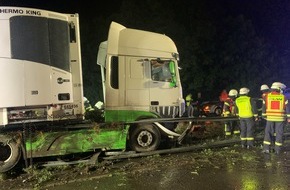 Freiwillige Feuerwehr Bad Salzuflen: FF Bad Salzuflen: LKW bleibt nach schwerem Unfall auf Leitplanke stehen / Autobahn 2 ist in der Nacht zum Montag für mehrere Stunden voll gesperrt