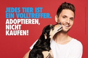 PETA Deutschland e.V.: Tiere adoptieren, nicht kaufen! Bayern-Torwart Sven Ulreich in neuer PETA-Kampagne / Kauf beim Züchter oder im Zoohandel nimmt heimatlosen Tieren Chance auf Zuhause