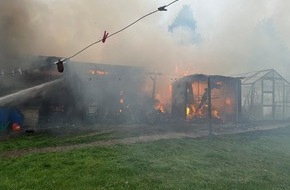Feuerwehr D&ouml;rentrup: FW D&ouml;rentrup: Strohballenbrand entwickelte sich rasant zu kr&auml;ftezehrendem Einsatz f&uuml;r die Feuerwehr