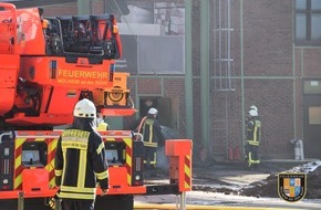 Feuerwehr Mülheim an der Ruhr: FW-MH: Brand in einem Spänesilo. Lang andauernder Einsatz für die Feuerwehr.