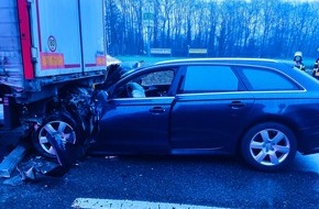 Polizeiinspektion Nienburg / Schaumburg: POL-NI: Nienburg/Linsburg - Auffahrunfall - PKW schiebt sich unter LKW - Fahrer verletzt