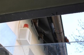 Polizeidirektion Neustadt/Weinstraße: POL-PDNW: Verpuffung versetzt Dach eines Doppelhauses