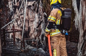 Feuerwehr Gronau: FW Gronau: Brand eines als Lager genutzten Containers