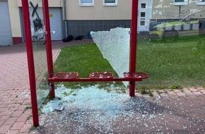 Polizei Wolfsburg: POL-WOB: Glasscheibe an Bushaltestelle eingeworfen - Polizei sucht Opfer und Zeugen