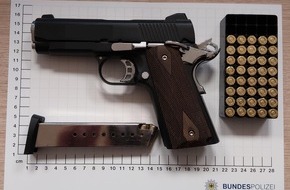 Bundespolizeidirektion Sankt Augustin: BPOL NRW: Gef&auml;hrlicher Fund bei Kontrolle - Pistole und Munition durch Bundespolizei beschlagnahmt