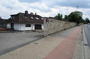 Polizeiinspektion Hameln-Pyrmont/Holzminden: POL-HM: Mauer beschädigt - Polizei ermittelt wegen Verkehrsunfallflucht (Zeugenaufruf)