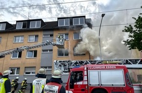 Feuerwehr Essen: FW-E: Ausgedehnter Zimmerbrand in Mehrfamilienhaus in Essen-Altendorf, keine Verletzten