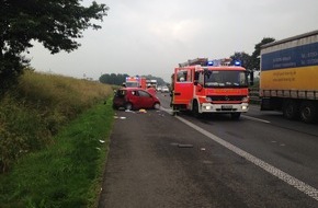 Feuerwehr Mönchengladbach: FW-MG: Schwerer Verkehrsunfall, Fahrerin aus Fahrzeug geschleudert