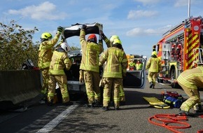 Feuerwehr Ratingen: FW Ratingen: Schwerer Verkehrsunfall in Ratingen - Feuerwehr öffnet Fahrzeug
