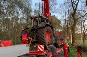 Freiwillige Feuerwehr Gemeinde Schiffdorf: FFW Schiffdorf: 28 Jähriger Traktor-Fahrer prallt gegen Baum: Fahrer kommt schwerverletzt in Krankenhaus