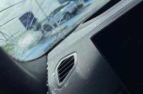 Polizei Paderborn: POL-PB: Pressemitteilung der Polizei Bielefeld: Br&uuml;ckenwerfer gesucht - Fahrzeug besch&auml;digt