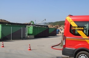 Freiwillige Feuerwehr Bad Salzuflen: FF Bad Salzuflen: Brennende Holz- und Papierstapel halten Feuerwehr Bad Salzuflen über Stunden in Atem / Verletzt wird bei dem Einsatz niemand