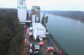 Feuerwehr Kiel: FW-Kiel: Feuer im Rapssilo in der Uferstraße