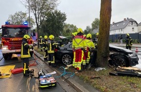 Feuerwehr Gelsenkirchen: FW-GE: Schwerer Verkehrsunfall mit einem beteiligten Pkw am Sonntagabend auf der Willy-Brandt-Allee. Eine schwerverletzte eingeklemmte Person.