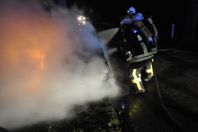 FW-KLE: Fahrzeugbrand an der Uedemer Straße