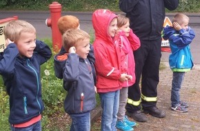 Freiwillige Feuerwehr Bedburg-Hau: FW-KLE: Vorschulkinder bei der Feuerwehr: Früh übt sich!