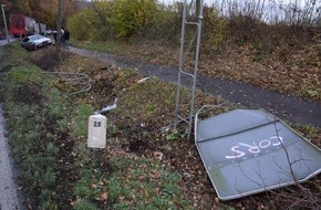 Kreispolizeibehörde Herford: POL-HF: Fahrerin steuert in Straßengraben- Zeugen gesucht