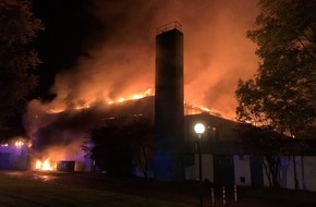 Feuerwehr Gladbeck: FW-GLA: Sporthalle in Rentfort-Nord in Vollbrand