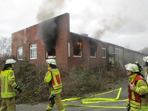 POL-STD: Großalarm für Stader Feuerwehr - Brand in leerstehendem Betriebsgebäude schnelle gelöscht
