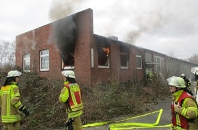 Polizeiinspektion Stade: POL-STD: Großalarm für Stader Feuerwehr - Brand in leerstehendem Betriebsgebäude schnelle gelöscht