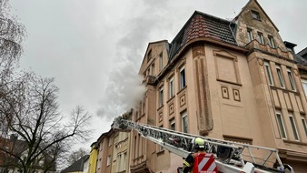 Feuerwehr Essen: FW-E: Wohnungsbrand in einem Mehrfamilienhaus - Mehrere Menschen und Tiere &uuml;ber Drehleitern gerettet