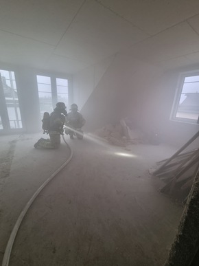 FW Weinheim: Realit&auml;tsnahe Einsatz&uuml;bung in L&uuml;tzelsachsen. Feuerwehr trainiert Brandeinsatz in Mehrparteienhaus