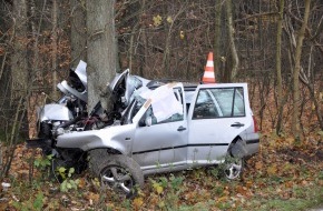 Polizeiinspektion Harburg: POL-WL: Tödlicher Verkehrsunfall ++ Seevetal/Maschen - Pkw auf Parkplatz beschädigt ++ Toppenstedt - fremde Blumen beschnitten