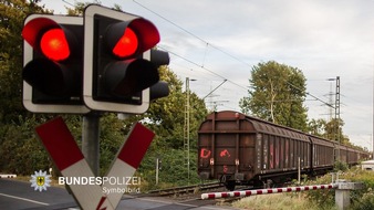 Bundespolizeiinspektion Kassel: BPOL-KS: Schrankenbaum abgerissen - Unfall am Bahnübergang