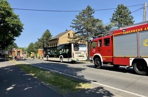 Freiwillige Feuerwehr Alpen: FW Alpen: Drei verletzte Personen nach Auffahrunfall mit einem Bus