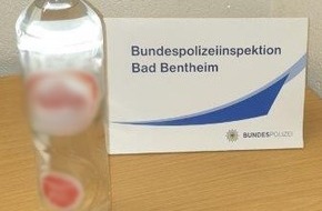 Bundespolizeiinspektion Bad Bentheim: BPOL-BadBentheim: Zwischen Peperoni und Gurken / 1,5 Liter flüssiges Amphetamin beschlagnahmt