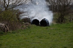 Freiwillige Feuerwehr Menden: FW Menden: Feuerwehr Menden l&ouml;scht Rundballenbrand auf Streuobstwiese