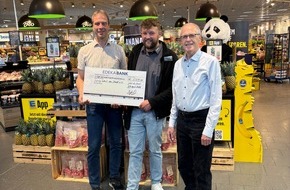 Edeka S&uuml;dwest: Presse-Information: E-Center &uuml;berreicht Spende an Spvgg Weil der Stadt 1861 e.V.