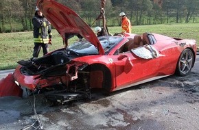 Kreisfeuerwehrverband Calw e.V.: KFV-CW: Ferrari überschlägt sich und landet auf dem Dach