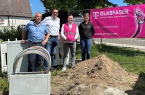 Deutsche Telekom AG: Krumbach: Bürgermeister Hubert Fischer besucht Glasfaser-Baustelle der Telekom