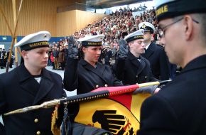 Presse- und Informationszentrum Marine: Deutsche Marine - Pressemeldung/ Pressetermin: Vereidigung in Parow zieht über 1.000 Familienangehörige von Marinerekruten nach Vorpommern