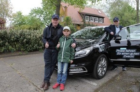 Ford-Werke GmbH: "Ford hilft - Probe fahren für einen guten Zweck" - Joey Kelly erspielt mit Berlinern einen Ford S-MAX Vignale für die José Carreras Stiftung (FOTO)