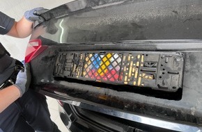 Hauptzollamt Landshut: HZA-LA: Drogen in Mittelkonsole und Kennzeichenhalterung versteckt/ Urlaub beginnt mit Strafanzeige