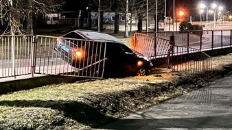 Landespolizeiinspektion Jena: LPI-J: Betrunken in Polizeizaun gefahren