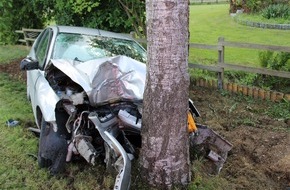 Polizei Minden-L&uuml;bbecke: POL-MI: Autofahrer kollidiert mit Baum