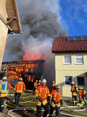 KFV-CW: Feuerwehr kann ein Übergreifen der Flammen auf Wohnhaus verhindern/ Scheune in der Ortsmitte von Lengenloch abgebrannt